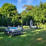 Logis Des Tourelles Bed and Breakfast