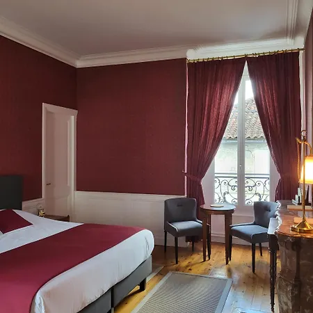 Logis Des Tourelles Nocleg ze śniadaniem 4*