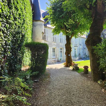 Logis Des Tourelles Nocleg ze śniadaniem 4*