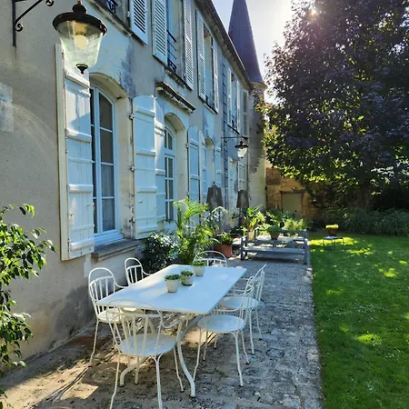 Logis Des Tourelles Nocleg ze śniadaniem 4*