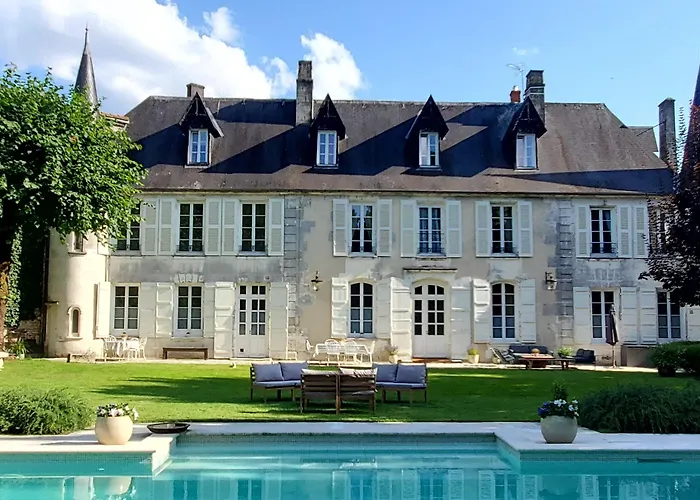 Logis Des Tourelles Bed and breakfast 4*